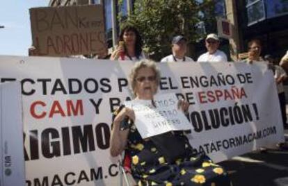 Afectados por las cuotas participativas y preferentes de CAM protestando a las puertas de la sede central alicantina de Banco Sabadell. EFE/Archivo