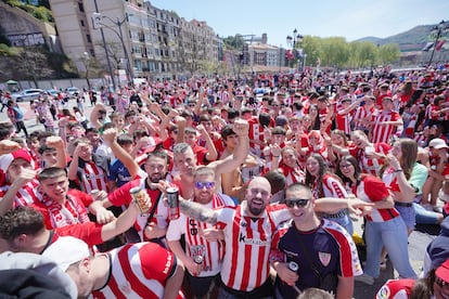 Seguidores del Athletic Club de Bilbao esperan la llegada del equipo al Ayuntamiento de Bilbao, este jueves.