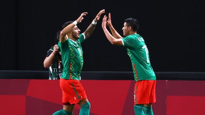 Alexis Vega celebra con Uriel Antuna el primer gol de México frente a Sudáfrica.