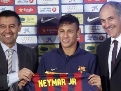 Neymar, com Zubizarreta e Bartomeu em sua apresentação.