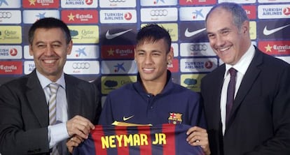 Neymar, com Zubizarreta e Bartomeu em sua apresentação.