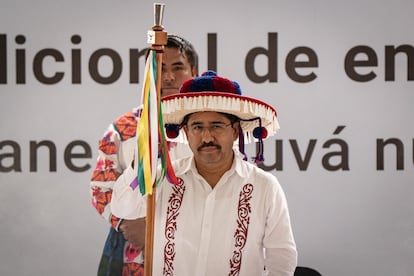 Hugo Aguilar Ortiz con el bastón de mando entregado por comunidades indígenas.