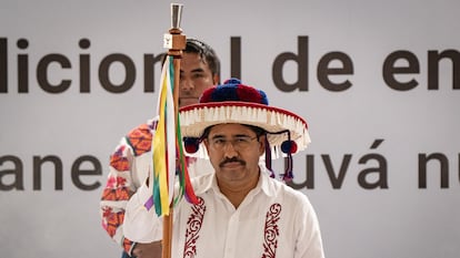 Hugo Aguilar Ortiz con el bastón de mando entregado por comunidades indígenas.