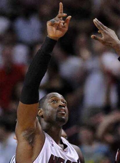 Dwyane Wade, de los Heat de Miami, celebra un triple ante los Lakers.