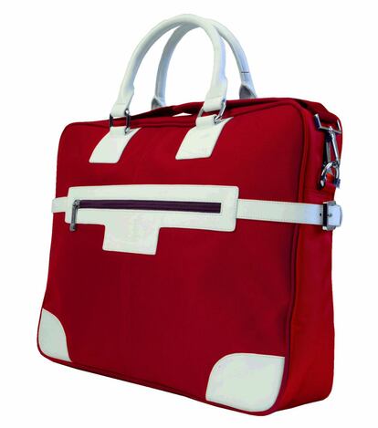 Bolsa para todos los cacharros. Vicky's Bag en color rojo de Urban Factory, con compartimentos para ordenar móvil, tableta y cables. Cuesta 49,90 euros.