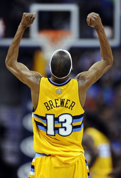 Corey Brewer celebra una canasta de Denver ante los Clippers de Los Ángeles.