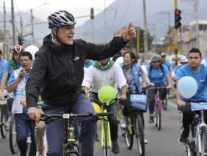 Enrique Pe&ntilde;alosa, alcalde de Bogot&aacute;, en uno de sus recorridos en bici por la ciudad.