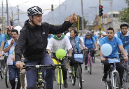 Enrique Pe&ntilde;alosa, alcalde de Bogot&aacute;, en uno de sus recorridos en bici por la ciudad.