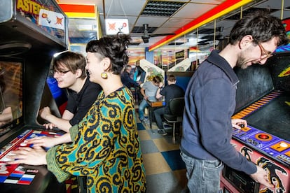 El Computerspielemuseum, pionero del mundo en su clase, está consagrado al Homo Ludens Digitalis, el hombre lúdico de la era digital. Abrió su exposición permanente en 2011 en el barrio de Friedrichshain, y recorre la historia de los juegos de ordenador desde el 'Nimrod (primera computadora construida para ejecutar un videojuego) y la Brown Box, considerada la primera videoconsola, hasta la Xbox de 2001. Entre las más de 300 piezas que llenan sus salas se encuentran joyas como el Computer Space, el primer videojuego arcade comercializado que funcionó con monedas; la Pong Machine o el Poly Play (único videojuego arcade creado en Alemania Oriental, en 1985, del que se tiene constancia). Y, por supuesto, se puede jugar. <a href="http://www.computerspielemuseum.de/" target="_blank">computerspielemuseum.de</a>