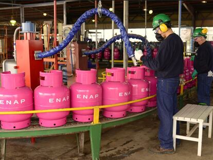 Trabajadores en una planta de gas licuado de petróleo de la Empresa Nacional del Petróleo (ENAP), en Chile