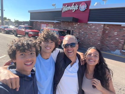 Juan Carlos Echeverry con su familia, durante el recorrido.