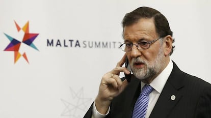 Mariano Rajoy habla por tel&eacute;fono durante la Cumbre de Malta. 