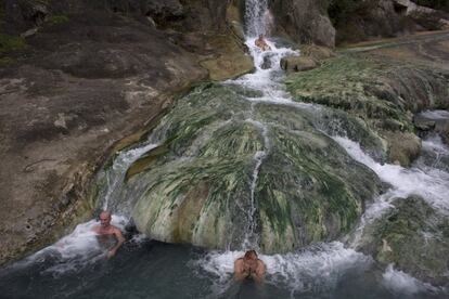 Residentes de la ciudad de Thermopylae (Grecia) se relajan en termas al aire libre. 