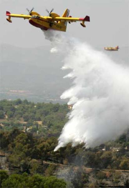 Un hidroavión en las tareas de extinción ayer en Vilamarxant.