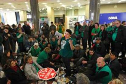 Unas 200 personas durante una ocupación de las oficinas centrales del BBVA en la plaza Cataluña de Barcelona para exigir la suspensión de 220 desahucios impulsados por la entidad bancaria. EFE/Archivo