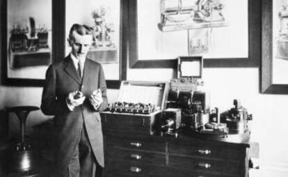 Nikola Tesla, al seu laboratori als Estats Units, el 1910. 