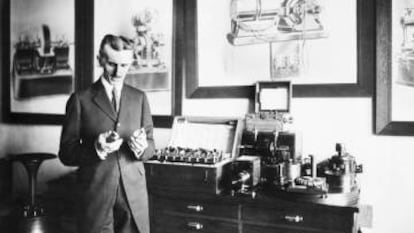 Nikola Tesla, al seu laboratori als Estats Units, el 1910. 