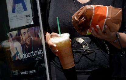Una mujer bebe una bebida de tama&ntilde;o gigante por las calles de Nueva York, Estados Unidos. 