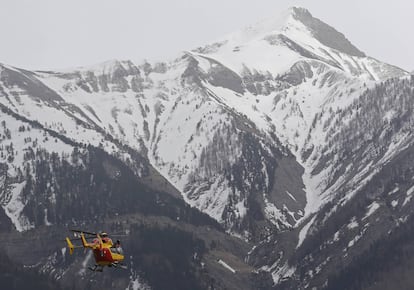 Um helicóptero do serviço de emergência em Seyne (França).