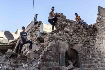 Estos adolescentes pertenecen a una generación crecida bajo el sonido de las bombas y los morteros, cuyos escombros han convertido en obstáculos que saltar.