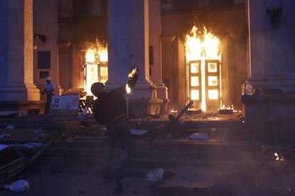 Un manifestante lanza un cóctel molotov contra la sede de los sindicatos de Odesa. El incendio, que se ha desatado durante los choques entres los activistas prorrusos y partidarios del gobierno Ucranio se ha cobrado 38 víctimas.