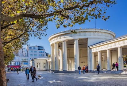 El Elisenbrunnen, un pabellón neoclásico de 1827 con dos fuentes de agua sulfurosa y lugar de actividades espontáneas como bailes populares o reuniones juveniles.