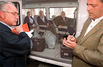 Momento del traslado de varios ancianos de una de las residencias clausuradas por la juez en Colmenar Viejo.