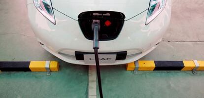 Un Nissan Leaf en carga