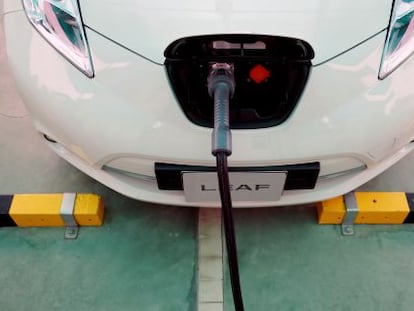 Un Nissan Leaf en carga