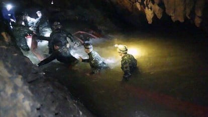 A equipe de resgate entra na caverna onde estão presos os 12 garotos tailandeses e seu treinador de futebol.