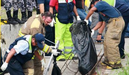 Los forenses levantan los cadáveres de los periodistas asesinados