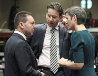 El ministro holandés y presidente del Eurogrupo, Jeroen Dijsselbloem (c), charla con el titular de Finanzas griego, Yannis Stournaras (izq), y su homóloga danesa, Margrethe Vestagerthe (der), al comienzo del consejo de ministros de Economía y Finanzas de la Unión Europea (ECOFIN), celebrado en la sede del Consejo Europeo en Bruselas, Bélgica, hoy. EFEHoslet