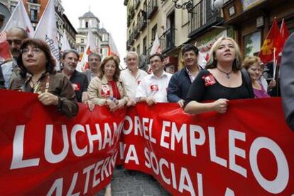 El líder de IU, Cayo Lara, en el centro de la cabecera de la manifestación ayer en Madrid.