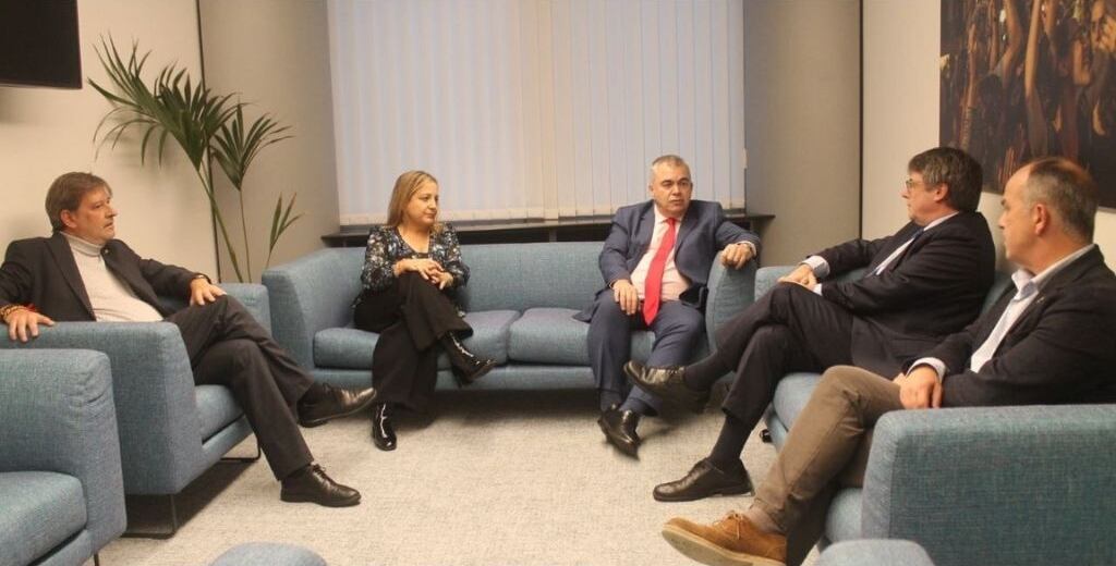 Las negociaciones pendientes que deja Santos Cerdán con Junts: el catalán en Europa, inmigración y la amnistía