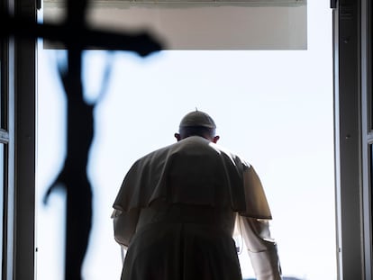 El Papa se asoma al balcón del Vaticano, este domingo.