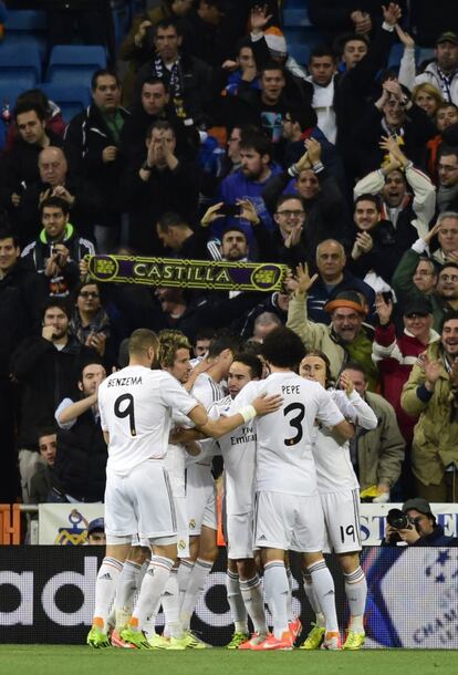 Los jugadores del Real Madrid celebran el 1-0.