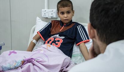 Anás, de 12 años, en su cama del hospital de Mosul.