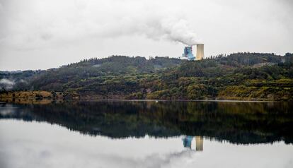 El llac artificial, amb una central tèrmica.