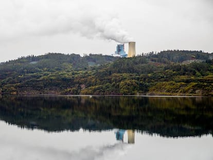 El lago artificial, junto a una central t&eacute;rmica. 