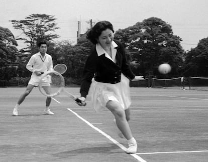 El romance entre Akihito y Michiko fue presentado entonces por los medios como “un cuento de hadas”. La opinión pública asumía entonces que la poderosa agencia que regula la Casa Imperial nipona habría ya seleccionado la novia del futuro emperador entre las hijas de la antigua nobleza de la corte o de alguna de las ramas anteriores de la familia. En la fotografía, el entonces príncipe heredero Akihito y la princesa Michiko, juegan al tenis en un club de Tokio en mayo de 1959.