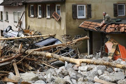 Al menos tres personas murieron y varias resultaron heridas en las inundaciones causadas por el fuerte temporal que ha azotado el sur de Alemania en las últimas horas, según confirmó el gabinete de crisis del Ministerio del Interior del estado federado de Baden-Württemberg. En la imagen, un vecino de Braunsbach, mira los destrozos causados tras las fuertes lluvias, el 30 de mayo de 2016.