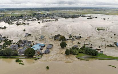 La ciudad japonesa de Joso ha quedado inundada por el desbordamiento de un río tras las fuertes lluvías caídas en la parte oriental de Japón. La zona está en alerta por posibles desprendimientos de tierra.