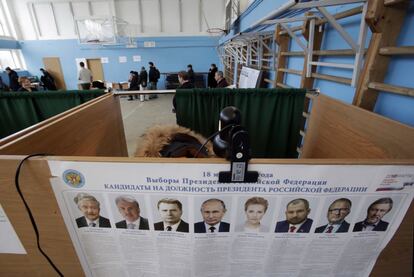Papeleta con los candidatos a la presidencia de Rusia, en un centro electoral de San Petersburgo (Rusia).