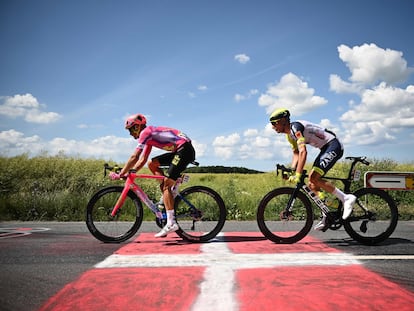 El ciclista danés Magnus Cort (L) y el noruego Sven Erik (R) pedalean durante la segunda etapa del Tour de Francia 2022, en Dinamarca, el 2 de julio.