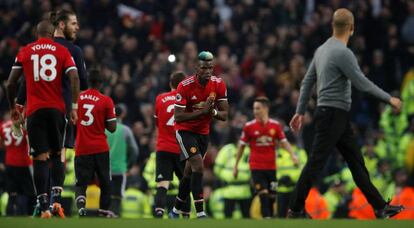 Pogba se dirige a Guardiola tras el partido.