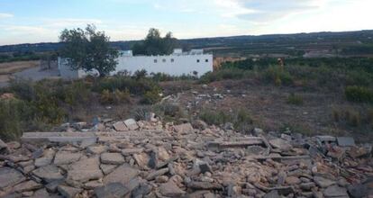 Restos de la caseta tras la explosi&oacute;n de material pirot&eacute;cnico en una imagen facilitada por el Consorcio de Bomberos.