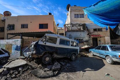 Una furgoneta aplastada en una calle del campo de refugiados de Yenín, Cisjordania.