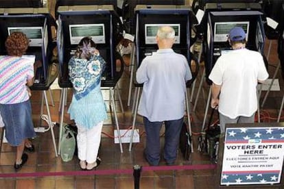 En la imagen, votantes de Florida acuden a un centro electoral en Miami.