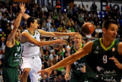 Diamantidis pasa el balón en el partido ante el Unicaja.