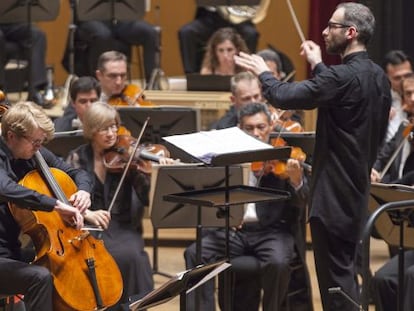 La Sinf&oacute;nica, dirigida por Dima Slobodeniouk, con Julian Steckel al chelo. 